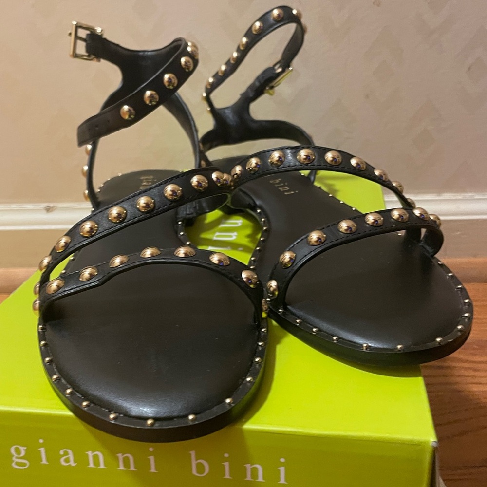 🆕♠️Gianni Bini Black and Gold Studded Sz9 Sandals🖤 - Picture 4 of 8